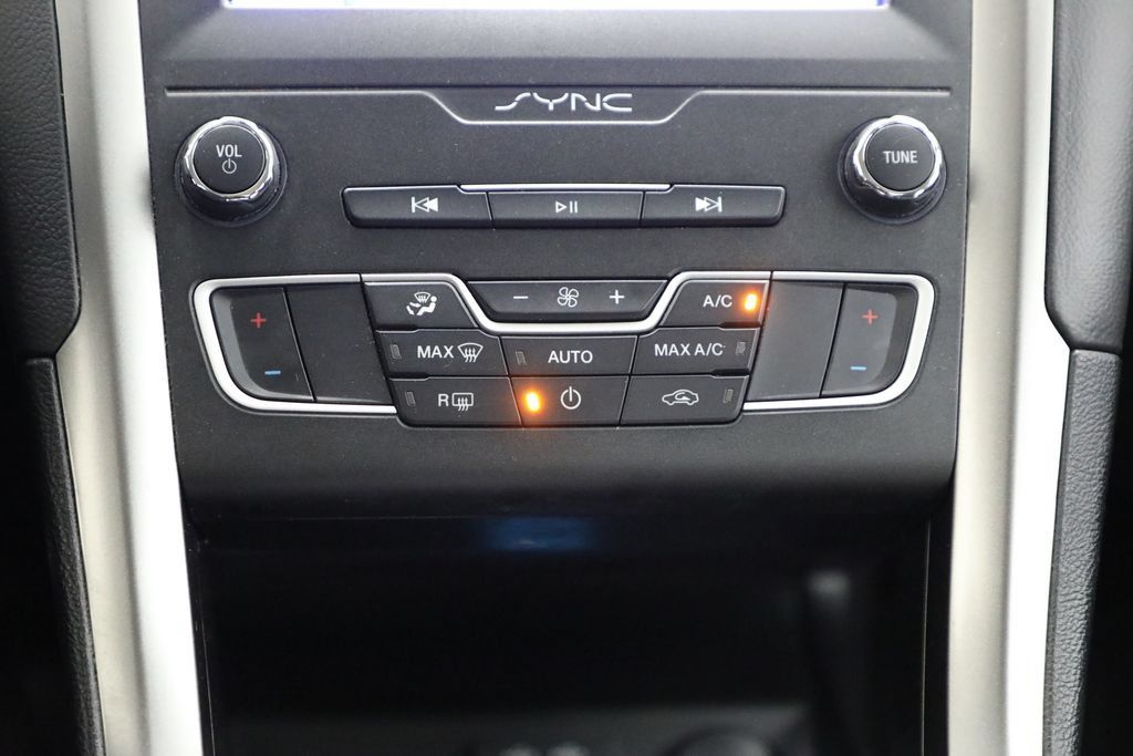 Used 2020 Ford Fusion SE FWD image 5
