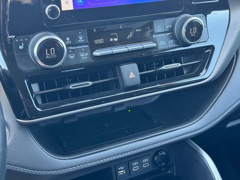 Used 2023 Toyota Highlander XLE image 32