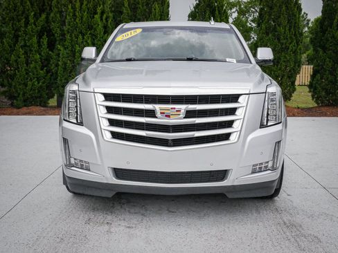 Used 2018 Cadillac Escalade ESV Luxury RWD image 3