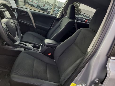 Used 2018 Toyota RAV4 LE image 19