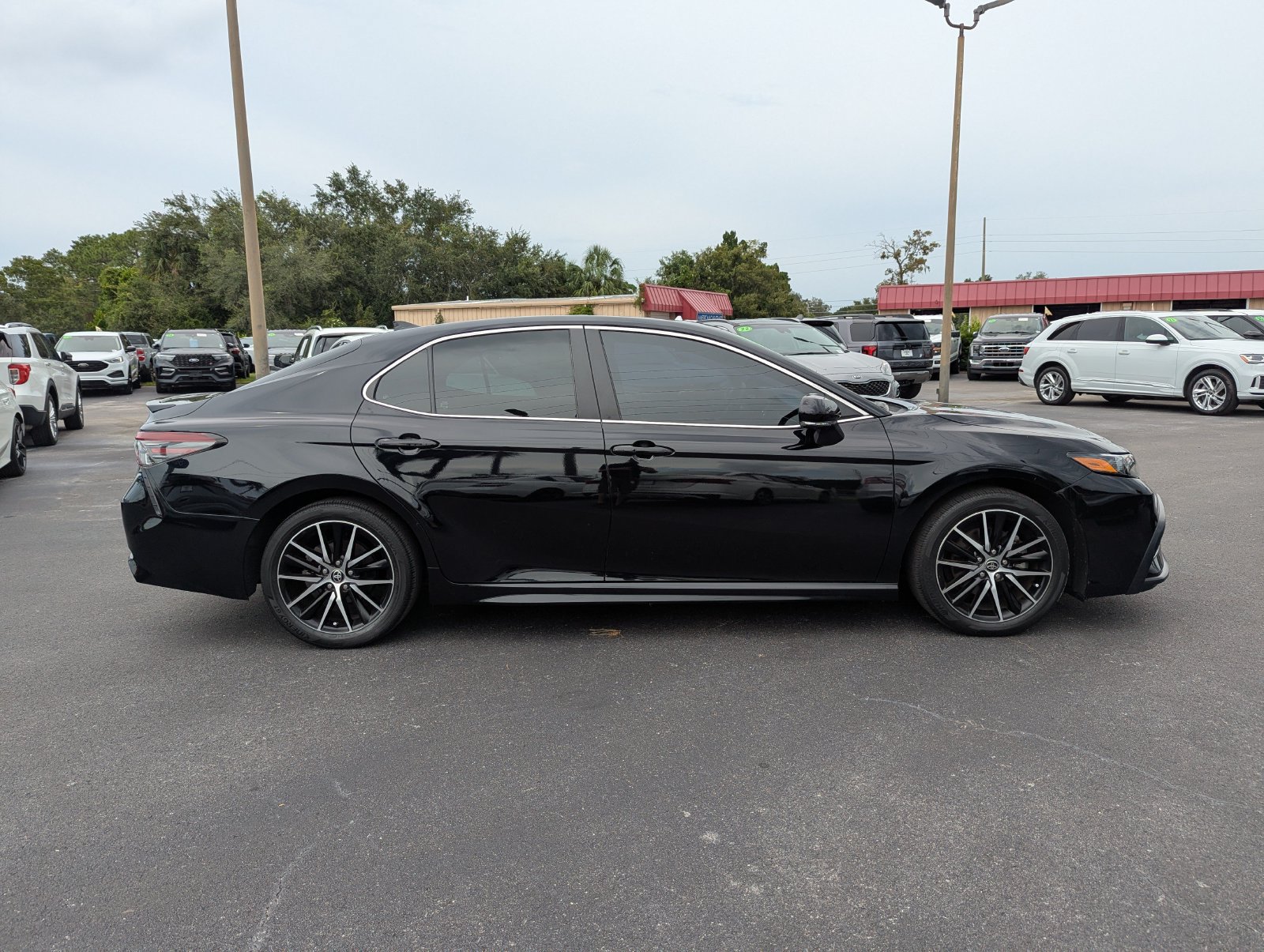 Used 2024 Toyota Camry SE w/ Convenience Package FWD image 3