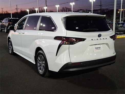 Certified 2024 Toyota Sienna LE image 5