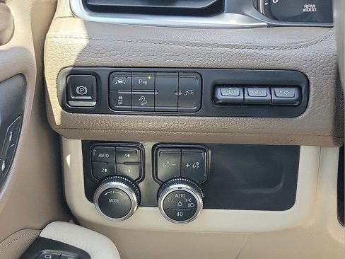 Used 2021 GMC Yukon Denali w/ Denali Premium Package AWD/4WD image 15