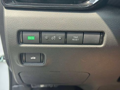 Used 2024 Nissan Sentra SV FWD image 18