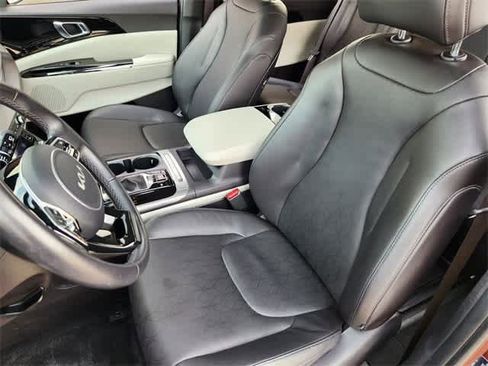 Used 2024 Kia Carnival EX image 11