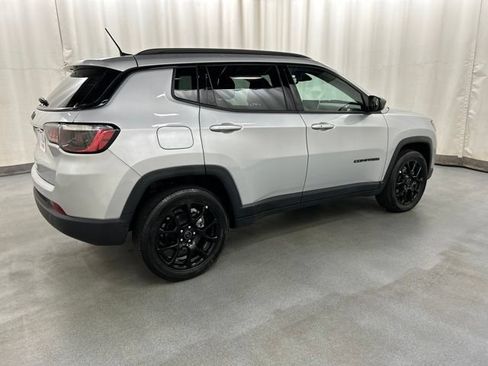 Used 2025 Jeep Compass Latitude w/ Convenience Group AWD/4WD image 4