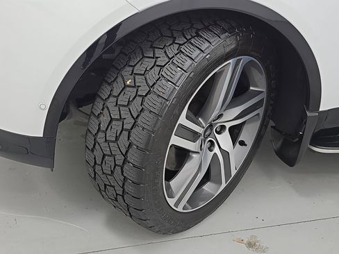 Used 2024 Land Rover Discovery Dynamic SE image 34