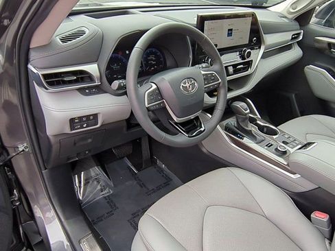 Used 2025 Toyota Highlander Platinum image 9