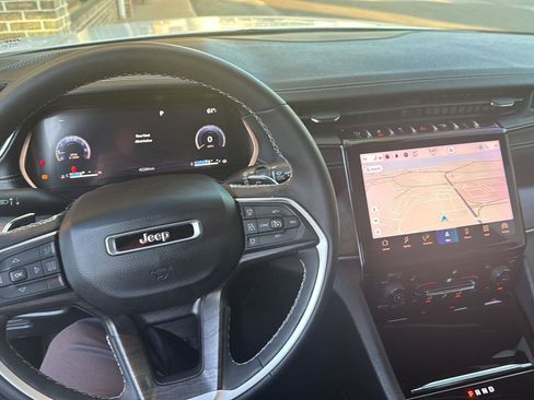 Used 2023 Jeep Grand Cherokee Limited w/ Black Appearance Package image 17