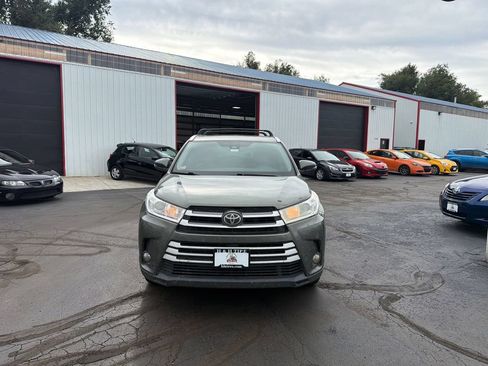 Used 2017 Toyota Highlander XLE w/ Carpet Mat Package AWD/4WD image 5
