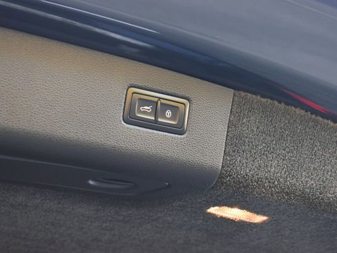 Used 2020 Bentley Bentayga Design Series image 48