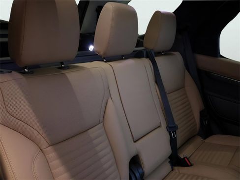 Used 2025 Land Rover Discovery Metropolitan Edition image 27