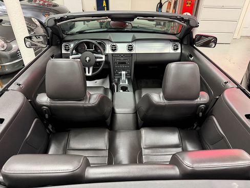 Used 2006 Ford Mustang GT Premium image 11