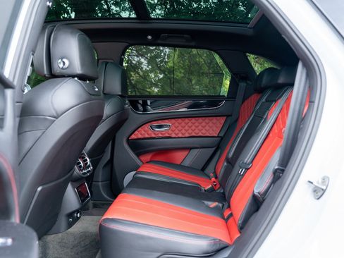 Used 2022 Bentley Bentayga AWD/4WD image 26