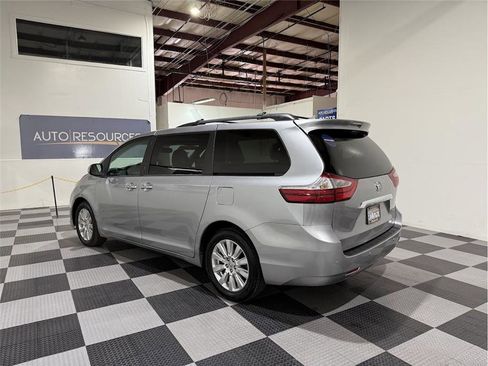 Used 2017 Toyota Sienna Limited Premium image 7