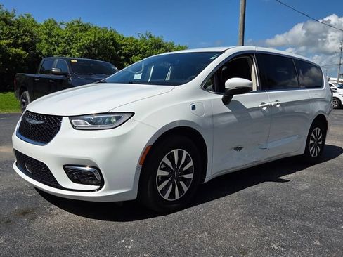 Used 2023 Chrysler Pacifica Touring-L FWD image 3