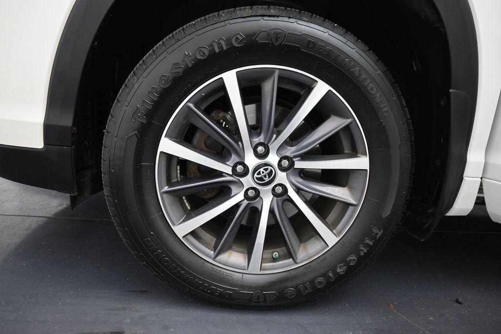 Used 2017 Toyota Highlander XLE AWD/4WD image 32