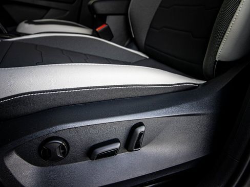 New 2026 Volkswagen Taos SE image 29