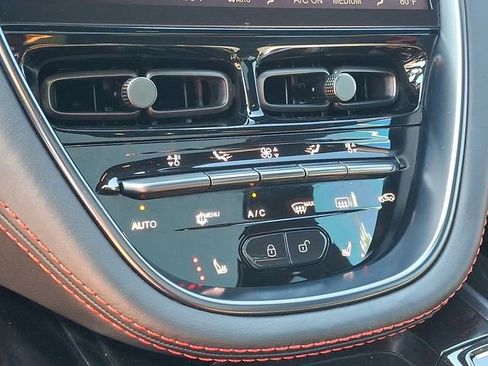 Used 2021 Aston Martin DBX image 13
