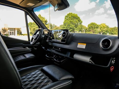 Used 2023 Mercedes-Benz Sprinter 2500 image 40