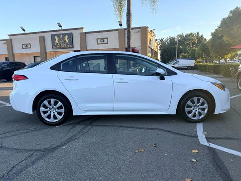 Used 2022 Toyota Corolla LE image 4