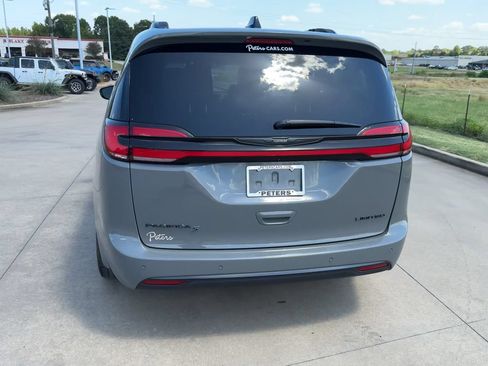 Used 2025 Chrysler Pacifica Limited FWD image 8