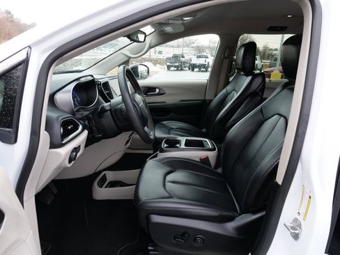 Used 2024 Chrysler Pacifica Touring-L image 17