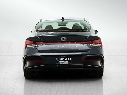 Used 2025 Hyundai Elantra SEL image 4