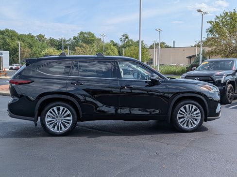 Certified 2025 Toyota Highlander Platinum AWD/4WD image 9