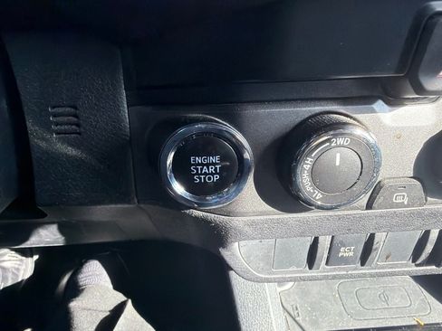 Used 2019 Toyota Tacoma TRD Off-Road AWD/4WD image 9