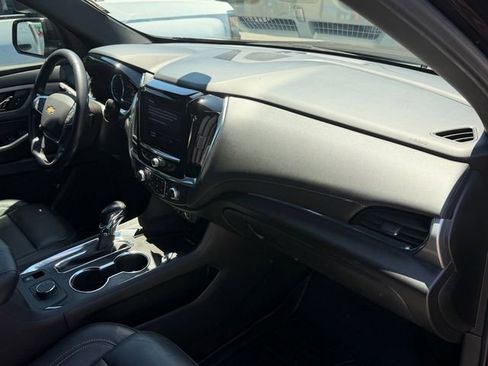 Used 2022 Chevrolet Traverse LT FWD image 17