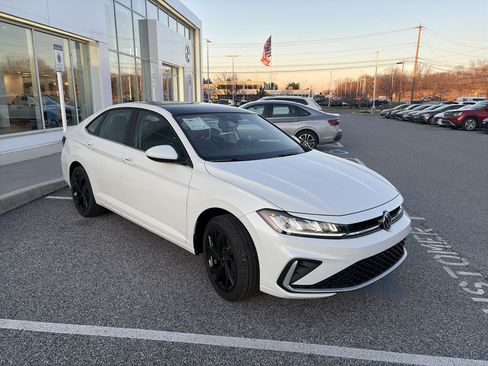 New 2026 Volkswagen Jetta SE image 3