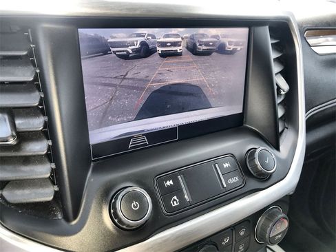 Used 2023 GMC Acadia SLE image 17