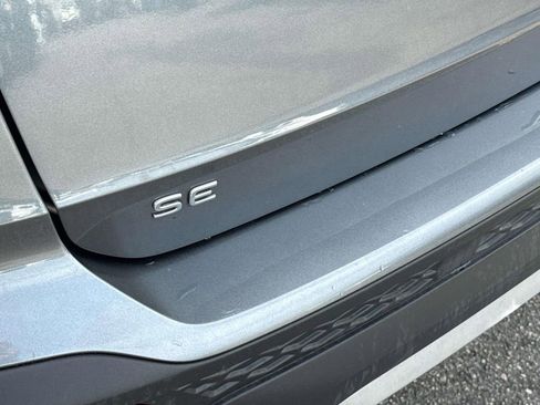 Used 2022 Volkswagen Taos SE w/ Panoramic Sunroof Package FWD image 6