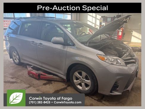Used 2018 Toyota Sienna LE image 1