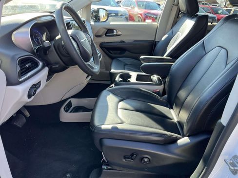 Used 2024 Chrysler Pacifica Touring-L image 14