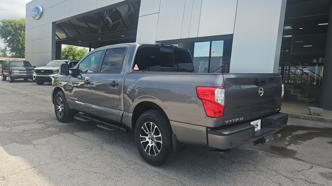 Used 2024 Nissan Titan SV w/ SV Convenience Package RWD image 3