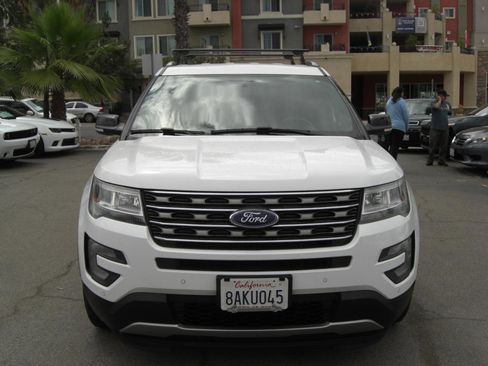 Used 2017 Ford Explorer XLT w/ Equipment Group 202A FWD image 2