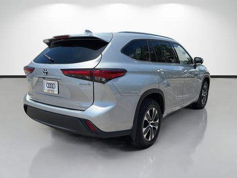 Used 2021 Toyota Highlander XLE AWD/4WD image 3