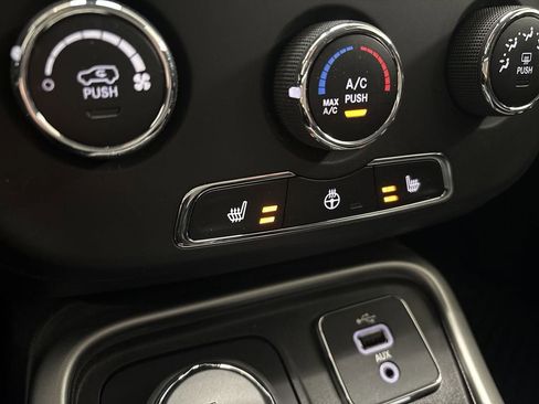 Used 2018 Jeep Compass Latitude w/ Cold Weather Group image 40