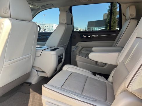 Used 2022 GMC Yukon XL Denali image 11
