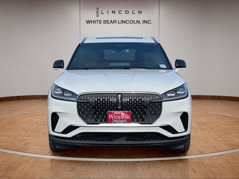 Used 2025 Lincoln Aviator Reserve w/ Equipment Group 201A image 2