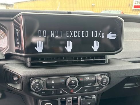 New 2025 Jeep Gladiator Sport image 21