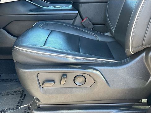 Used 2023 Chevrolet Suburban Premier image 19