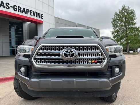 Used 2016 Toyota Tacoma TRD Sport image 3