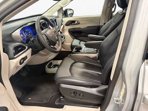 Used 2024 Chrysler Pacifica Touring-L FWD image 15