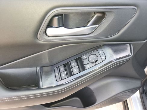 Used 2025 Nissan Rogue SV image 28