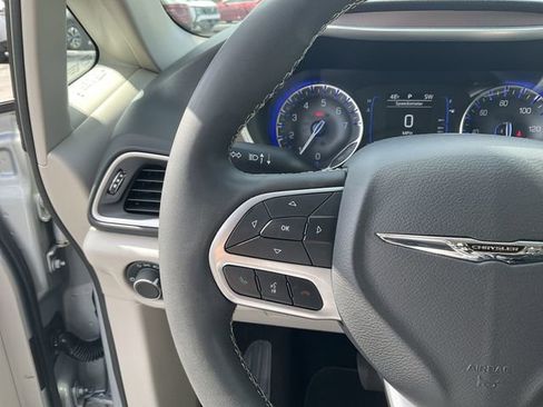 Used 2023 Chrysler Voyager LX image 18