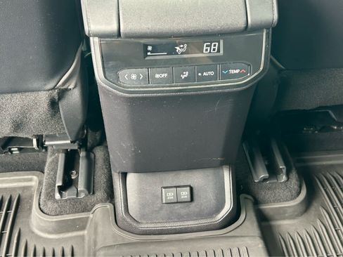 Used 2021 Toyota Highlander XLE AWD/4WD image 13