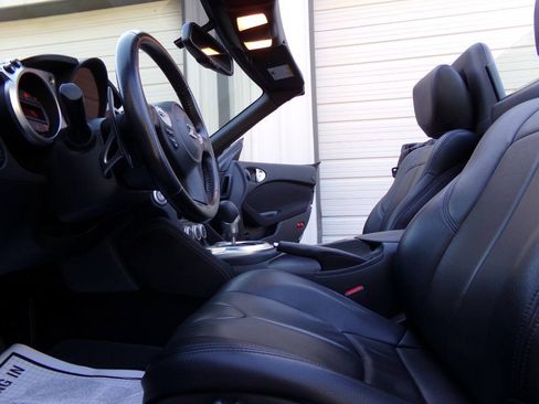 Used 2019 Nissan 370Z Roadster RWD image 19